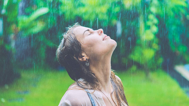 Mơ thấy gội đầu dưới mưa