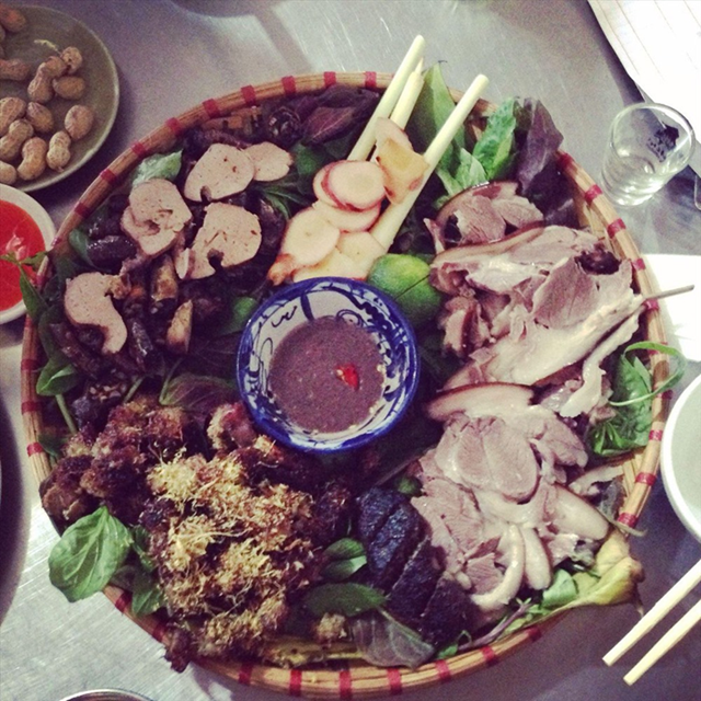 Mơ ăn thịt chó cùng người lạ báo hiệu sắp có quý nhân giúp đỡ bạn Mơ ăn thịt chó cùng người lạ báo hiệu sắp có quý nhân giúp đỡ bạn