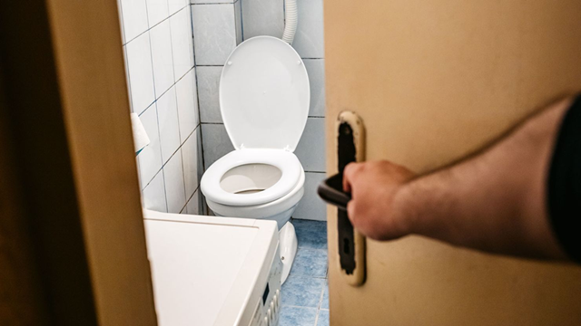 Mơ thấy đi ỉa ở nơi công cộng Mơ thấy đi ỉa ở nơi công cộng