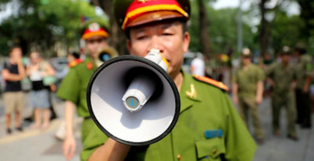 Thấy công an bắt người thân Thấy công an bắt người thân